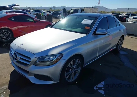 2016 Mercedes-Benz C 300 z USA, uszkodzony, nr VIN 55SWF4JB1GU170085
